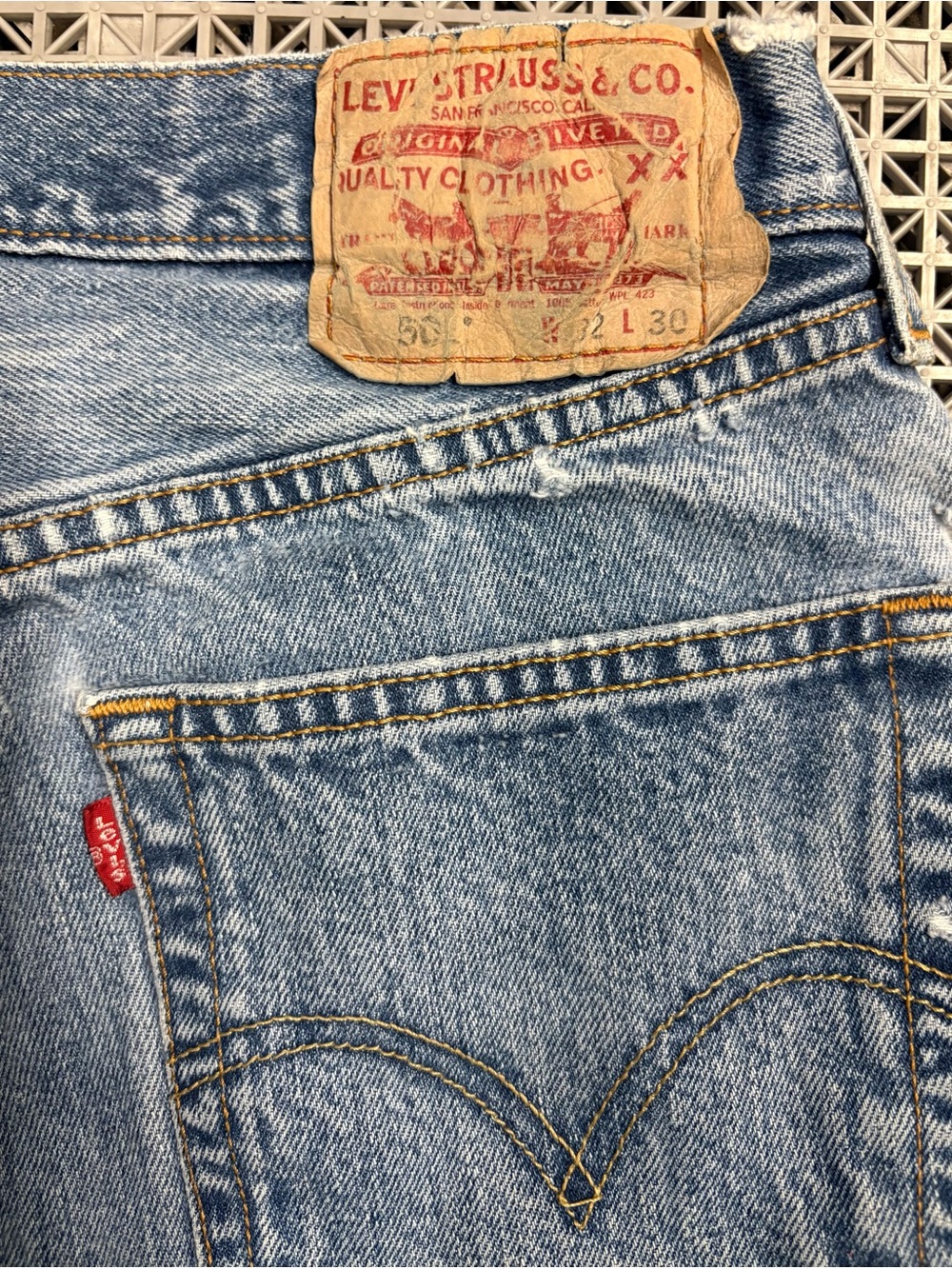 Vintage Levi's 501 Medium Wash Button-Fly Blue Jeans - Y2K - Picture 4 of 15